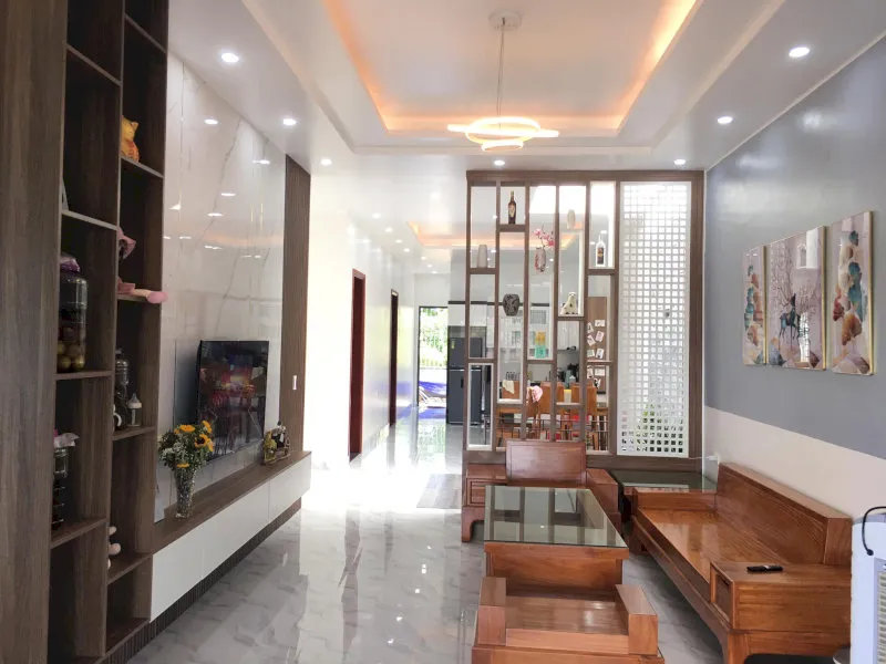 Trang trí phòng khách nhà cấp 4 đẹp bằng bàn ghế gỗ nguyên khối làm điểm nhấn