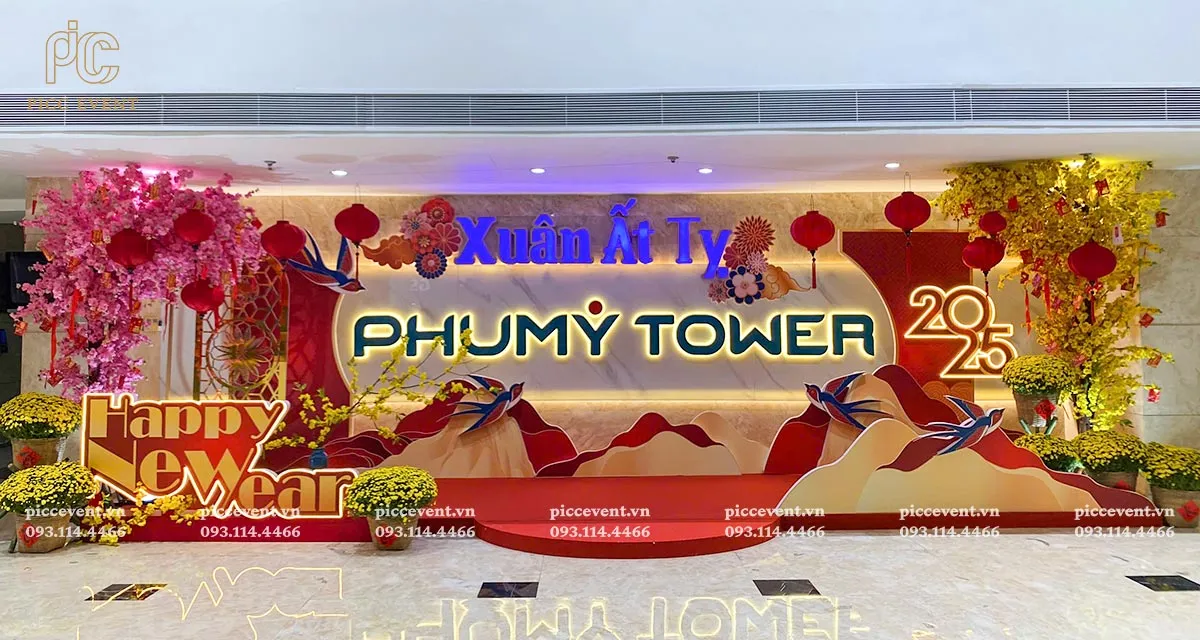 Tiểu cảnh tết tại khu vực sảnh với hoa mai, đèn lồng và backdrop đỏ