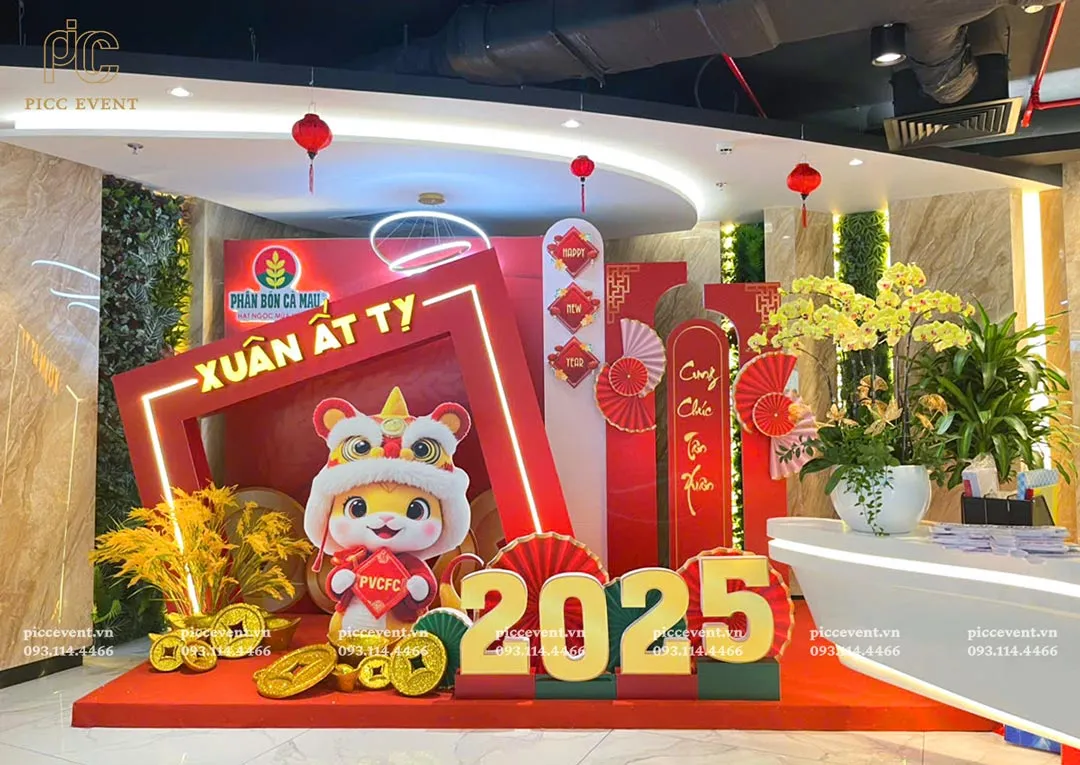 Mẫu trang trí tết công ty với cổng chào phong cách tối giản