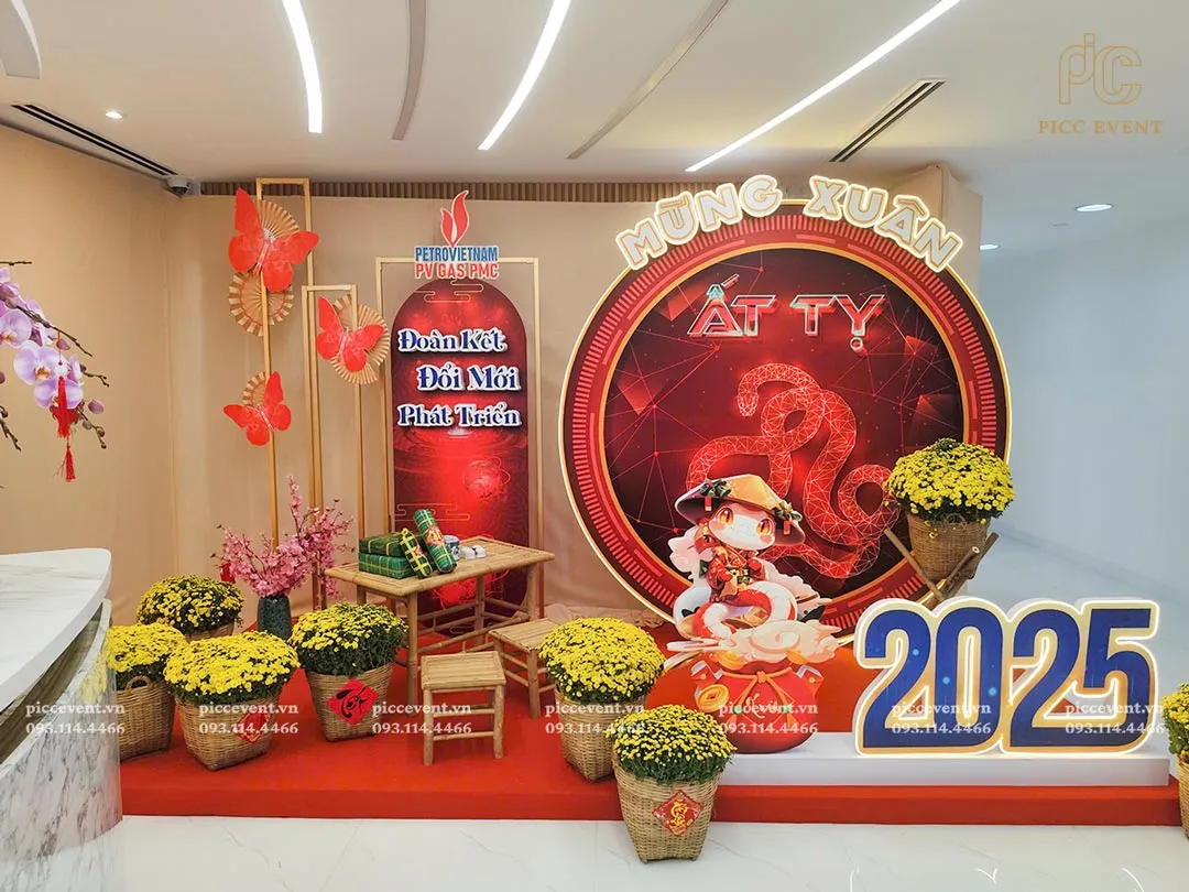 Mẫu trang trí tết công ty với không gian văn phòng hiện đại