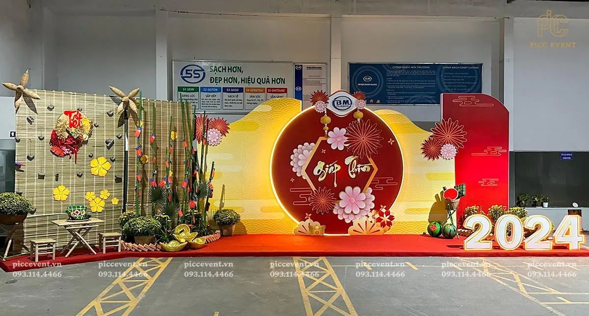 Mẫu trang trí tết công ty với quầy lễ tân sang trọng