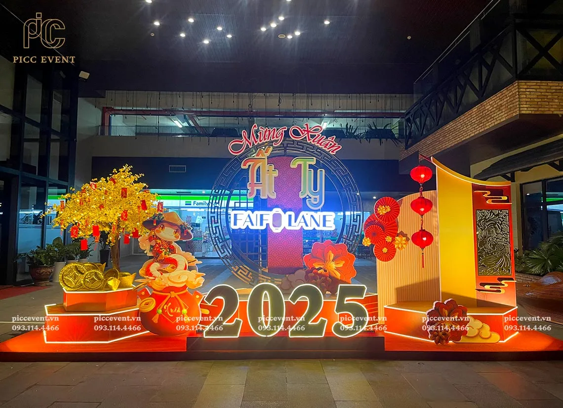 Mẫu trang trí tết công ty với backdrop hoa đào hồng