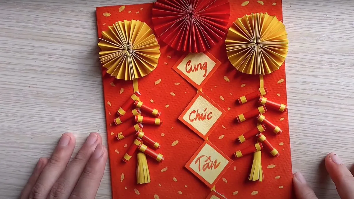 Thiệp Tết handmade với quạt giấy và dây pháo thủ công