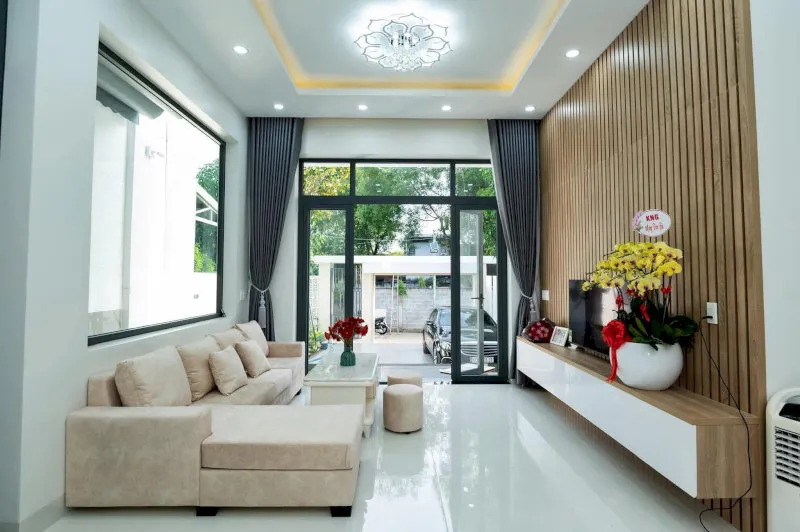 Trang trí trần nhà giật cấp cùng nội thất gỗ kết hợp kệ tivi hiện đại, vừa sang trọng vừa tiện nghi