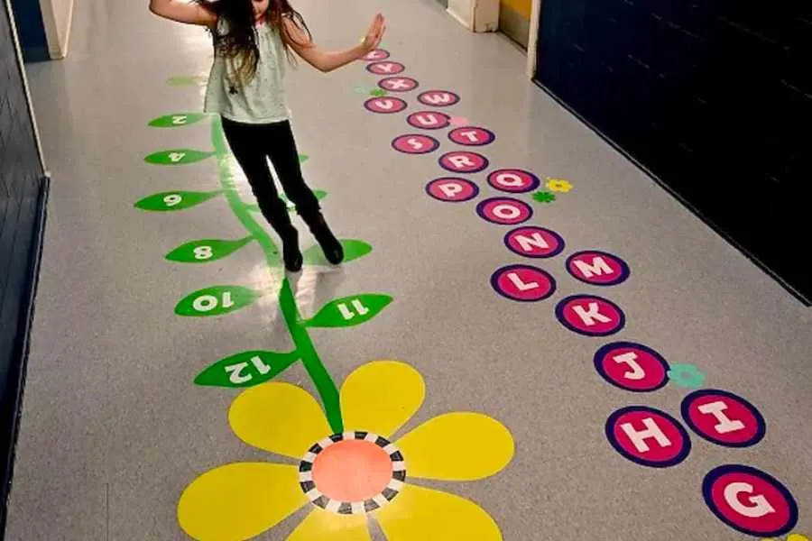 Trang trí hành lang với chữ số, chữ cái