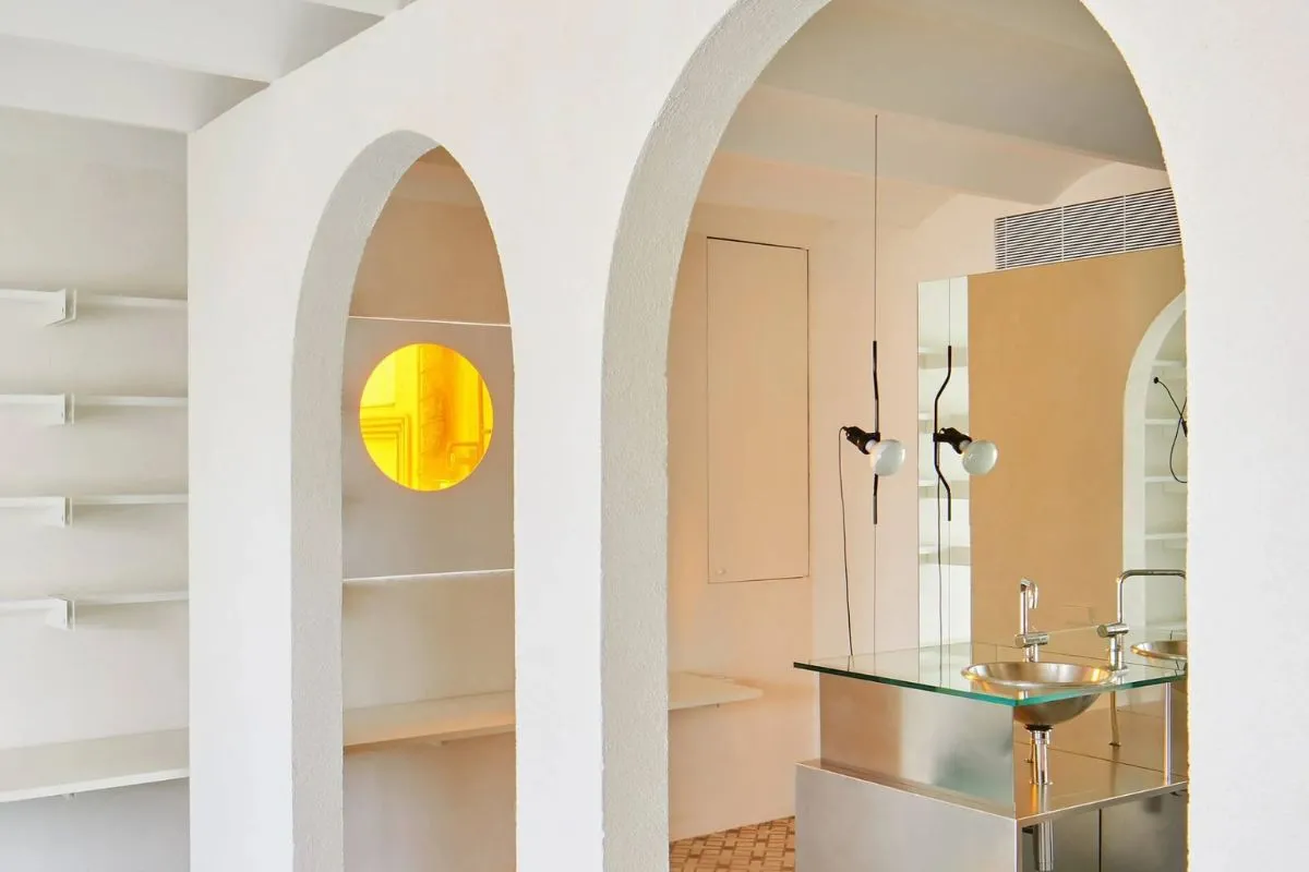 Vòm trần màu tối