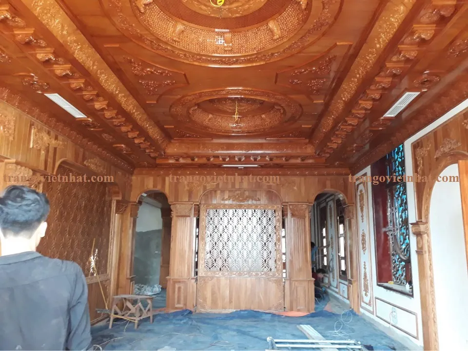 Trần gỗ cổ điển phòng khách