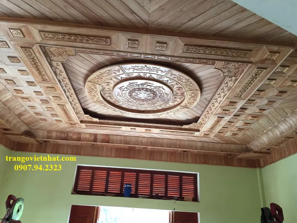 Trần gỗ pơ mu phòng vuông