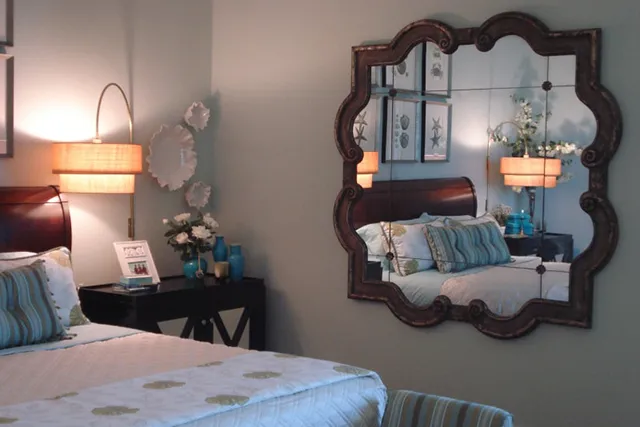 Tránh đặt gương soi đối diện giường ngủ