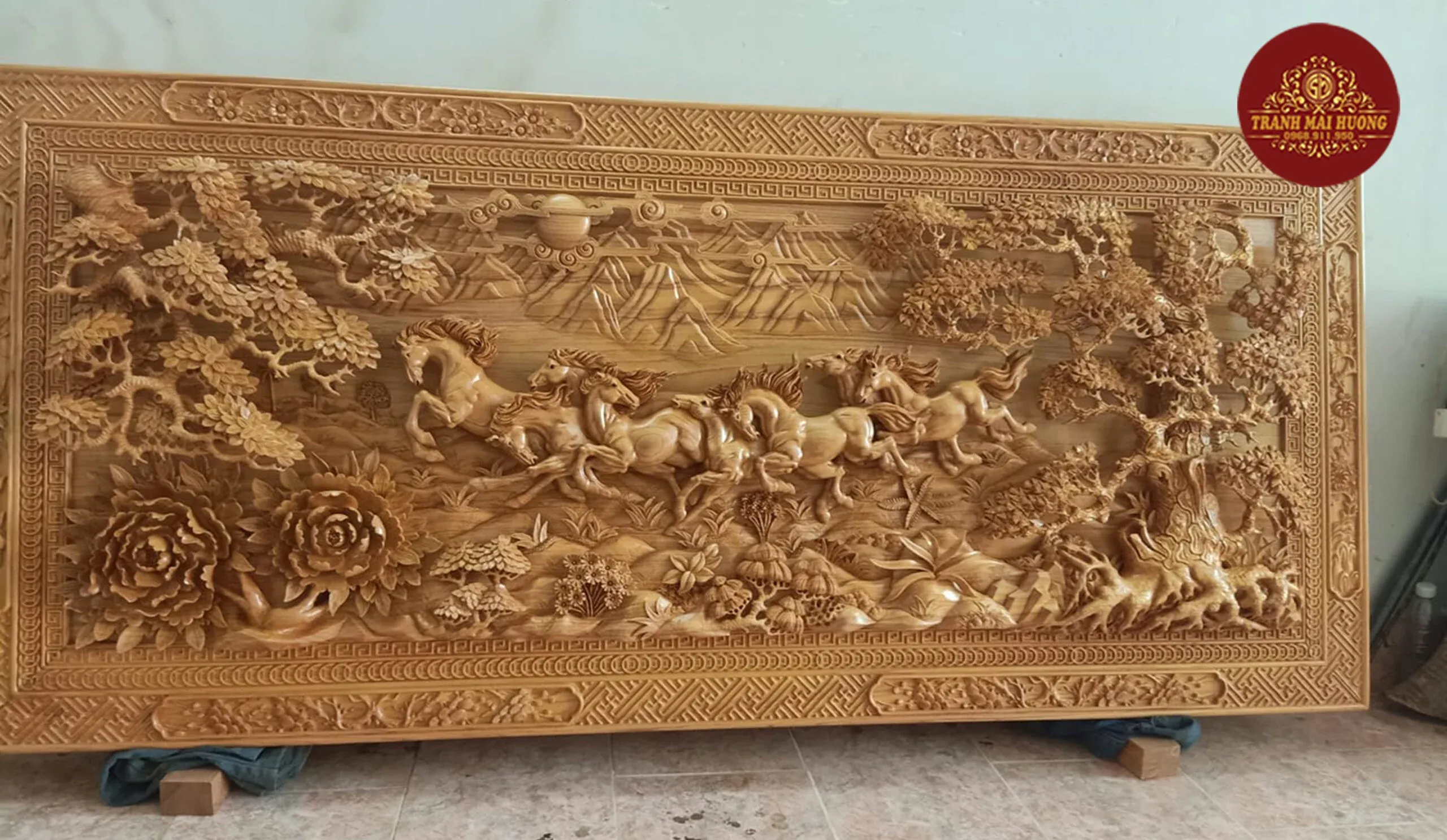 Tranh gỗ bát mã đẹp đục chạm tinh xảo mang ý nghĩa thành công