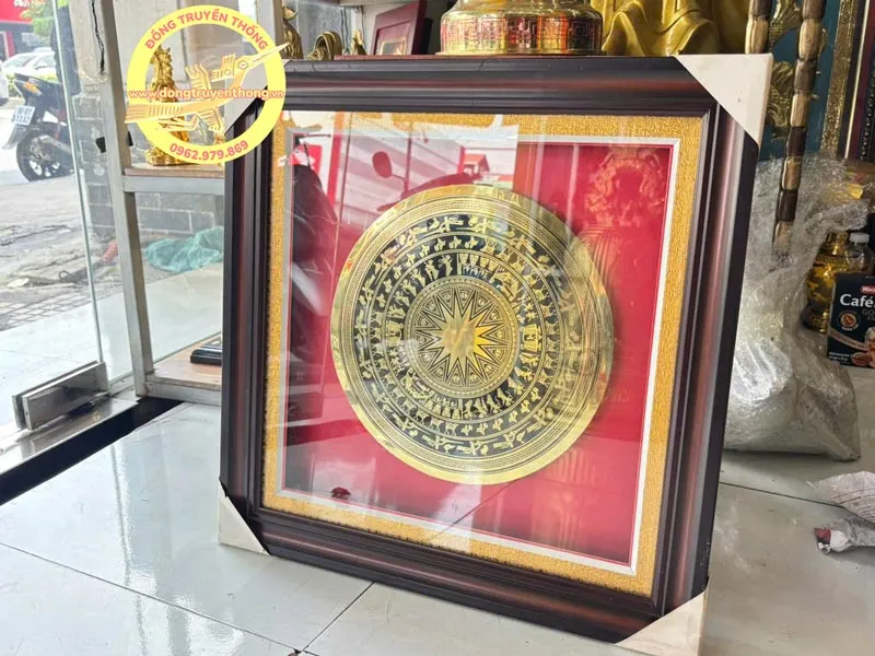 Tranh mặt trống đồng ăn mòn đóng khung