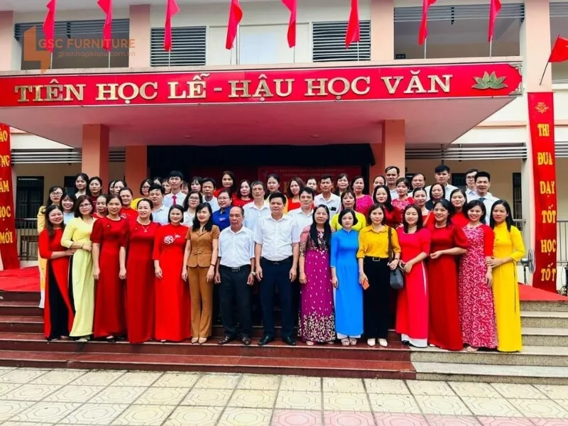 Treo khẩu hiệu trường học hạnh phúc tại nơi trang trọng