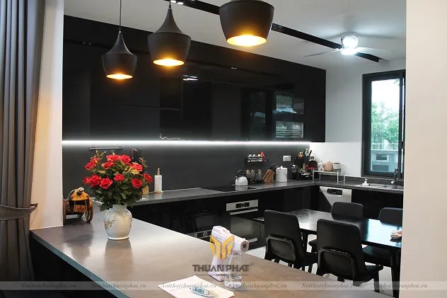 Tủ bếp Acrylic đen huyền bí