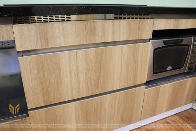 Tủ bếp laminate vân gỗ óc chó kết hợp bàn đảo