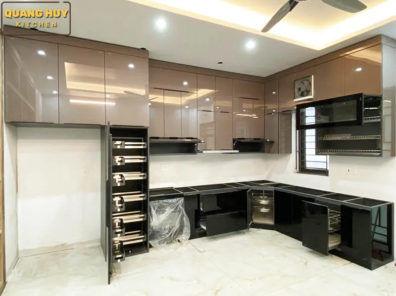 Mẫu tủ bếp cánh kính kèm tủ kho nhà chị Quyên - Hải Phòng