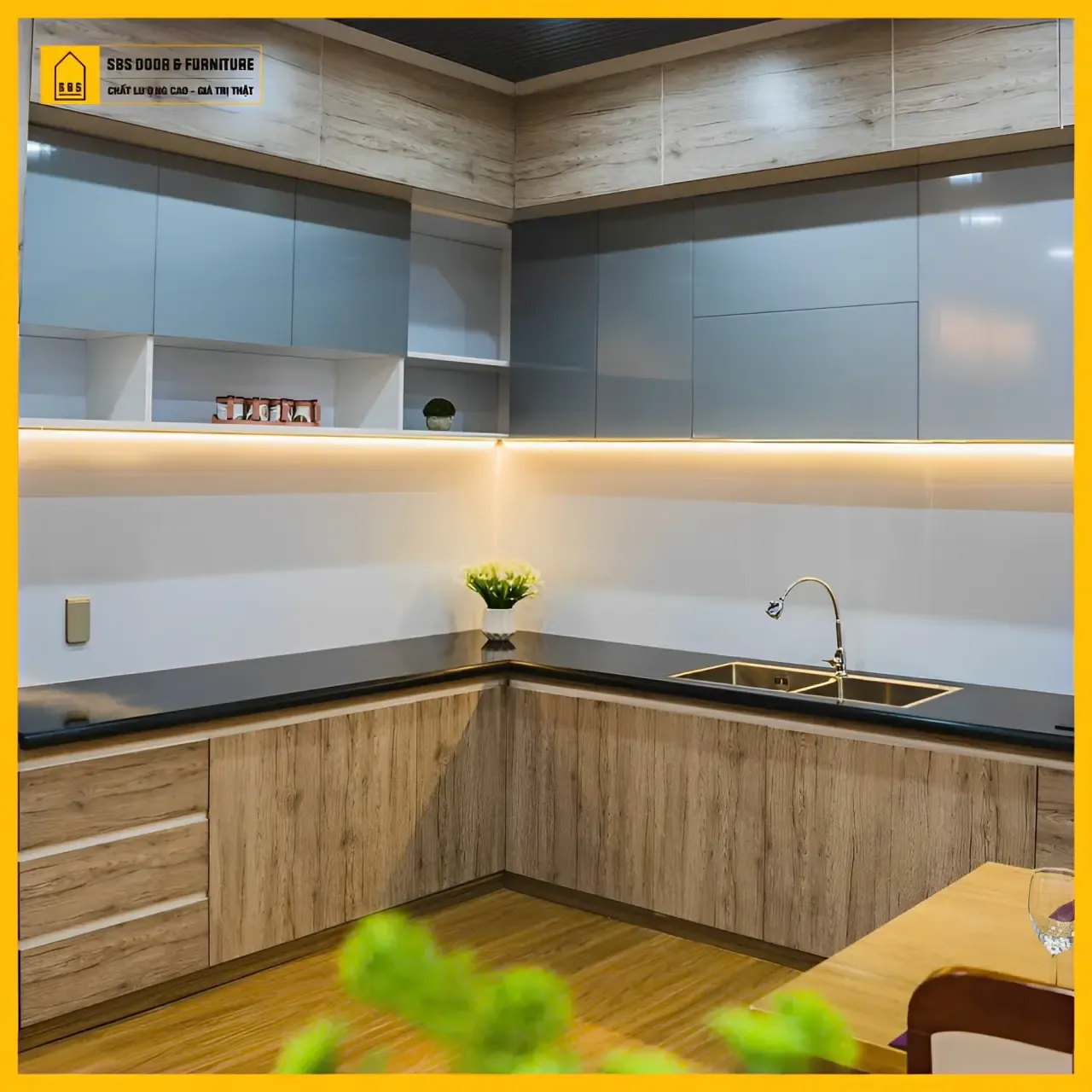 Tủ bếp chữ L kết hợp màu nâu vân gỗ và xám