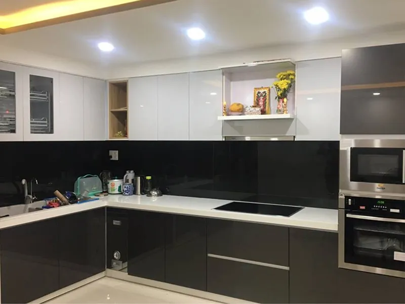 Tủ bếp Acrylic có bàn thờ Ông Táo được thiết kế đẹp, tiện lợi vệ sinh