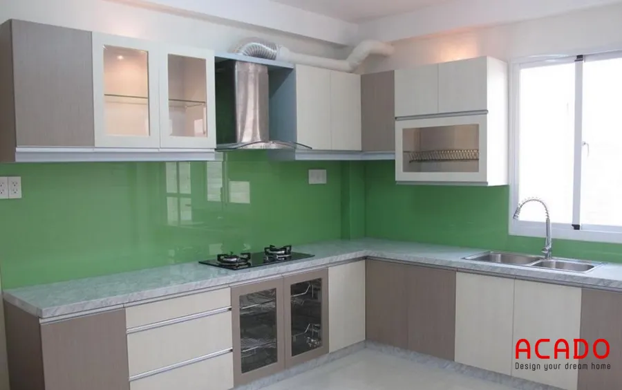 Không gian bếp hiện đại với tủ bếp Laminate chữ L bóng gương