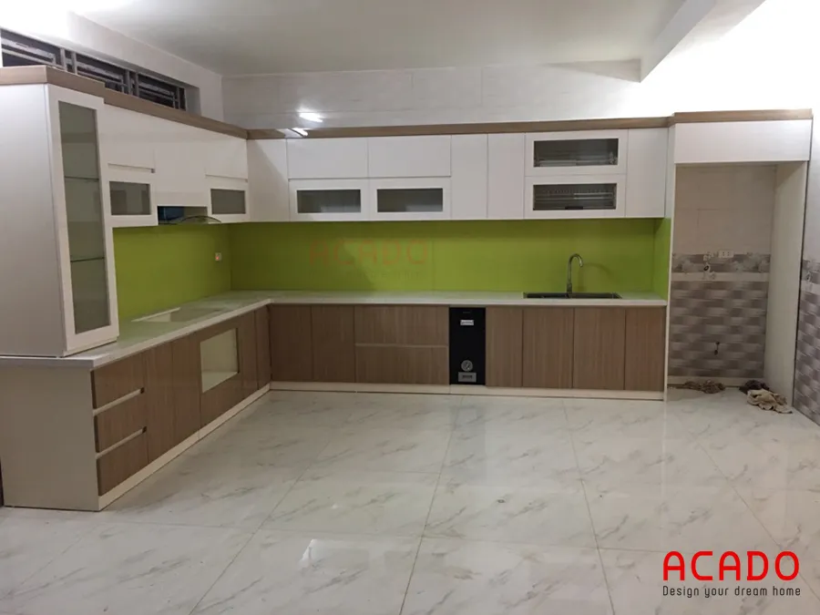 Thiết kế tủ bếp chữ L rộng rãi thoáng đãng cho gia đình hiện đại