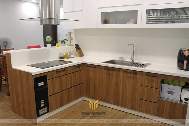 Tủ bếp Acrylic óc chó kết hợp laminate tại dự án Gamuda