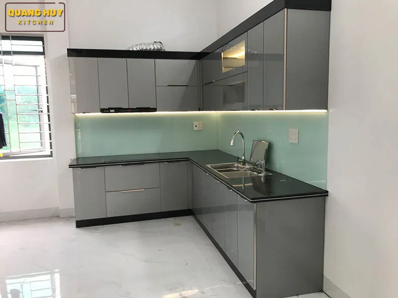 Tủ bếp cánh kính màu trắng hiện đại