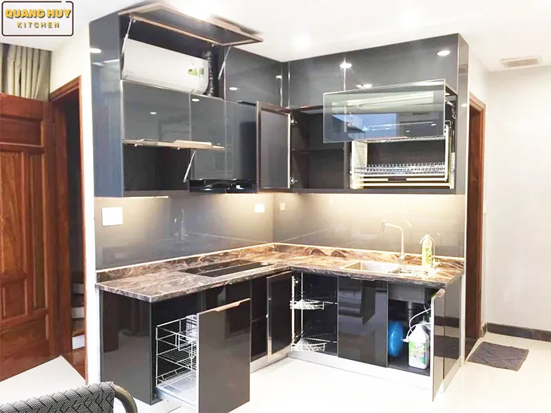 Mẫu tủ bếp cánh kính nhà anh Quân - Quảng Ninh