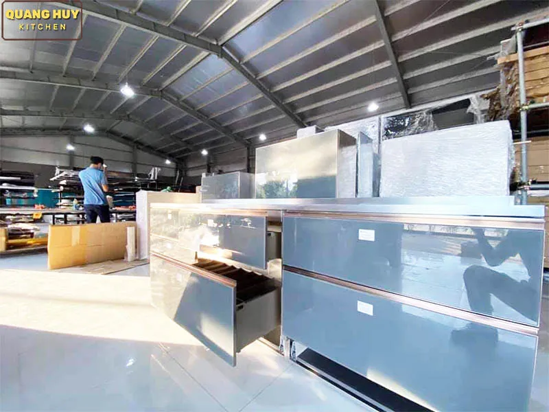Xưởng sản xuất tủ bếp cánh kính