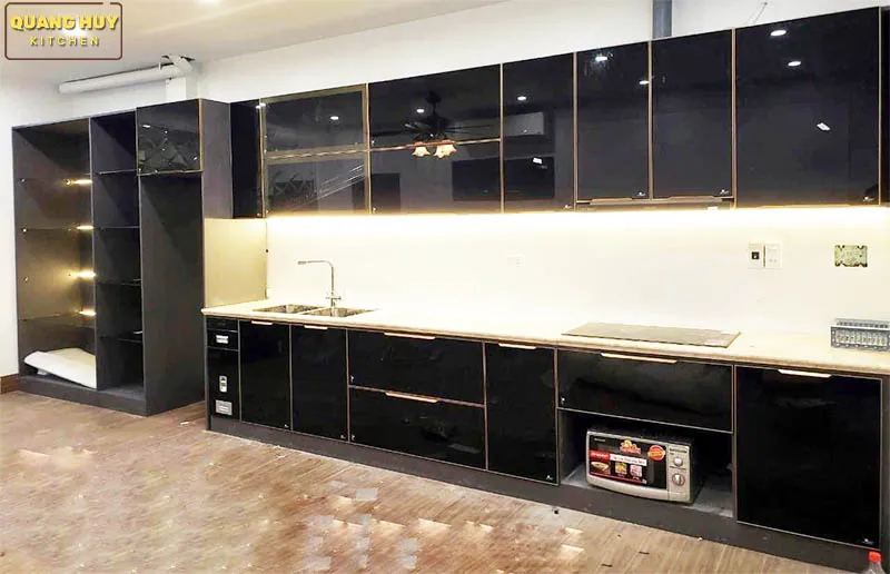 Mẫu tủ bếp inox kính chữ I màu đen