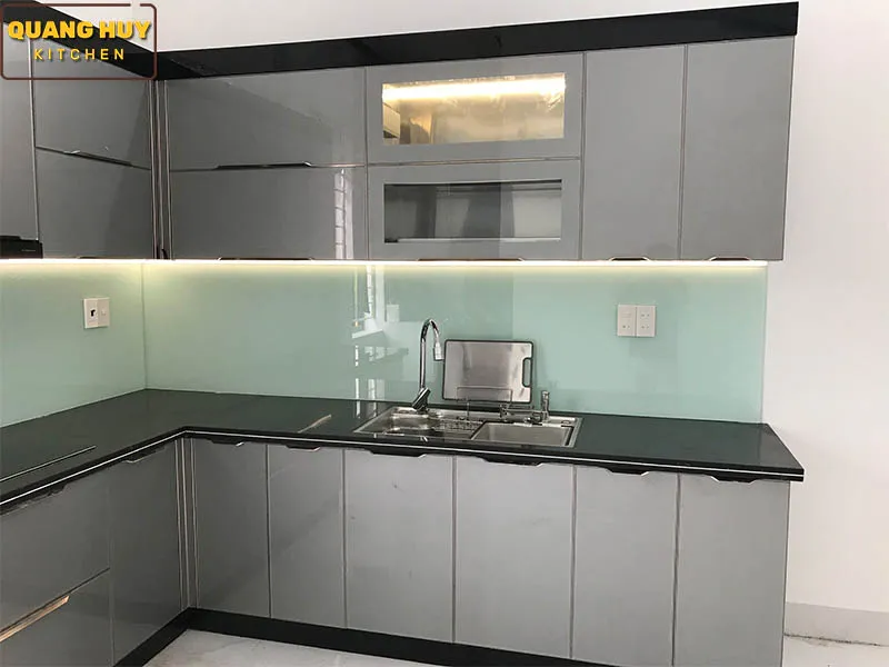 Tủ bếp cánh kính màu xám tối giản