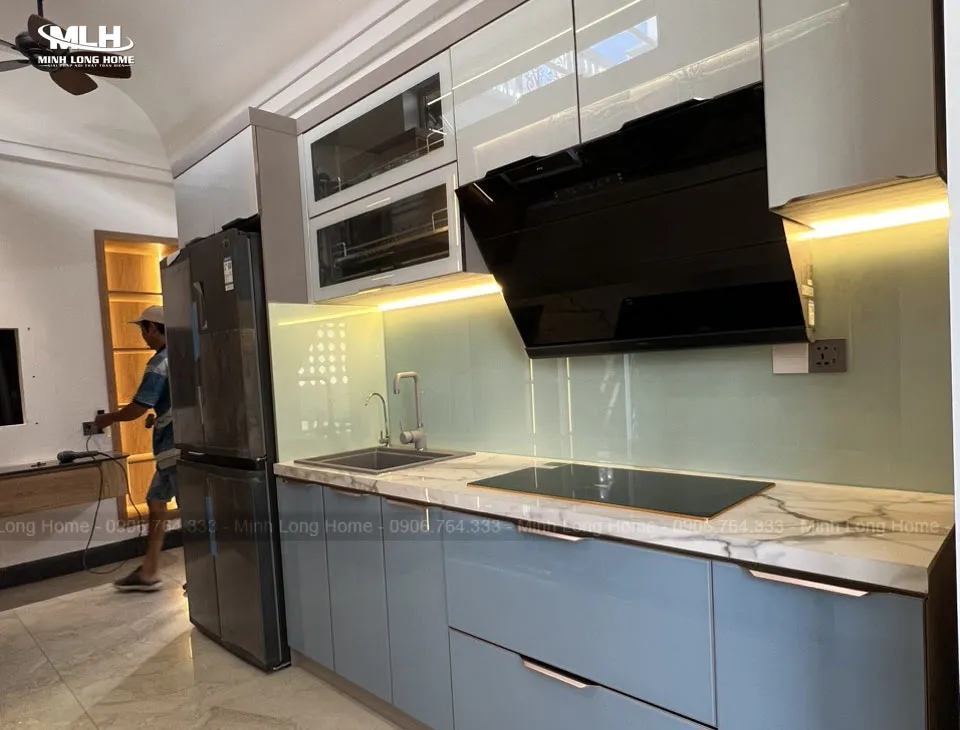 Tủ bếp inox cánh kính chữ I hiện đại