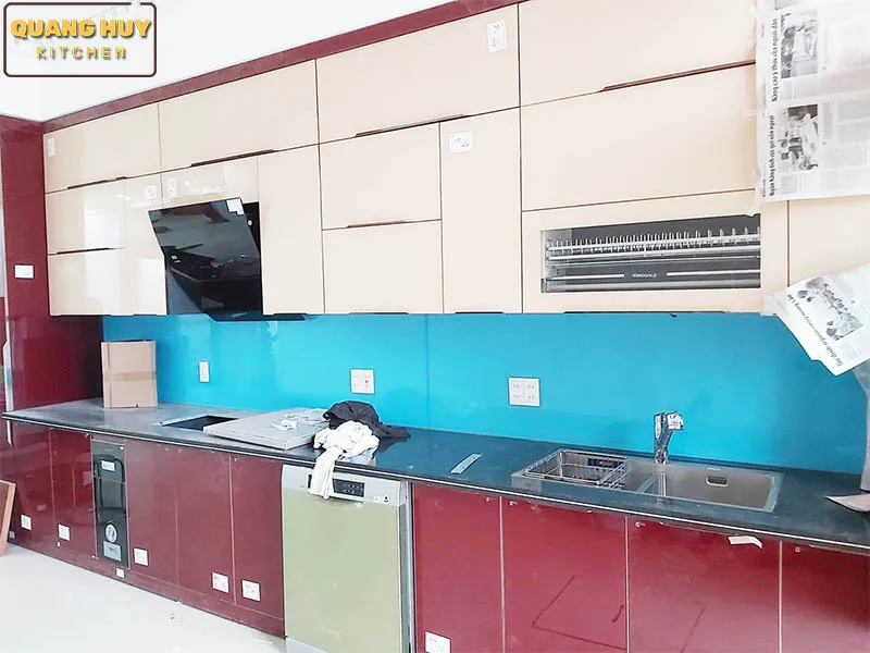 Mẫu tủ bếp cánh kính thẳng nhà anh Mai - Hà Nội
