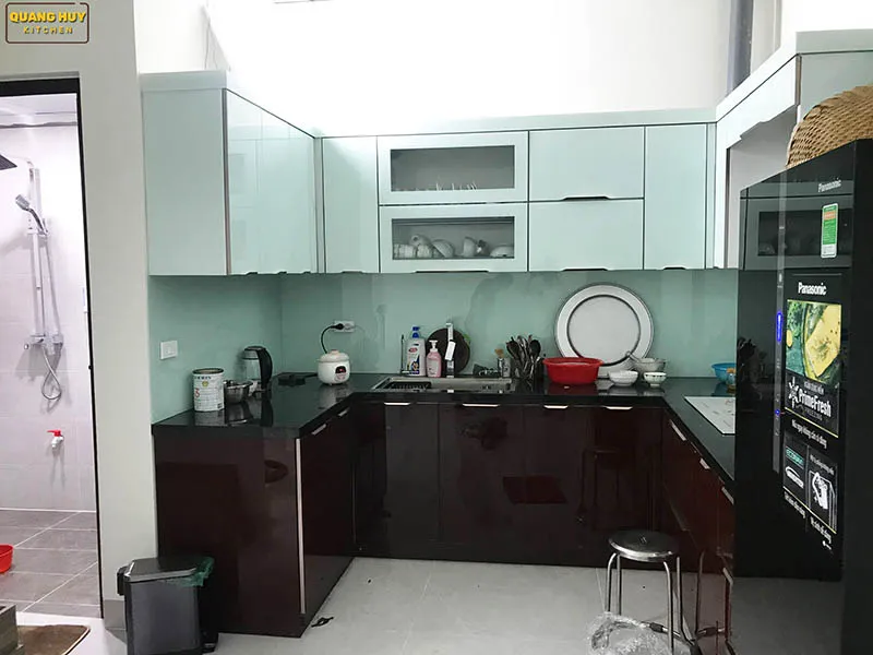Tủ bếp cánh kính sau thi công hoàn thiện