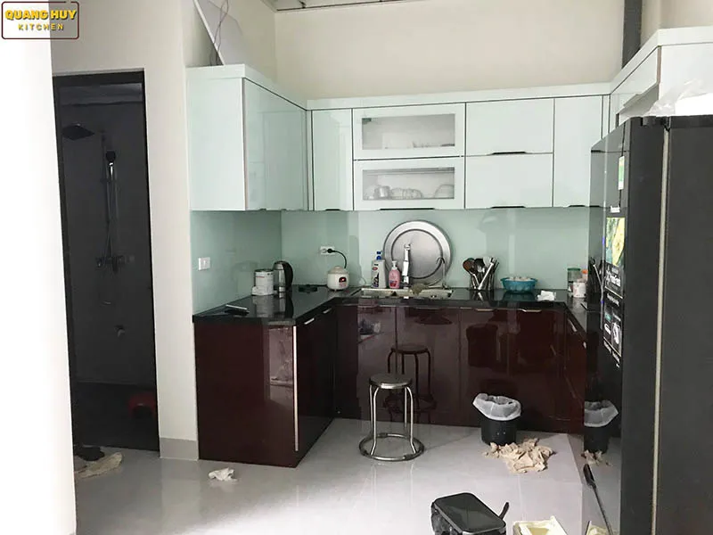 Chi tiết tủ bếp cánh kính