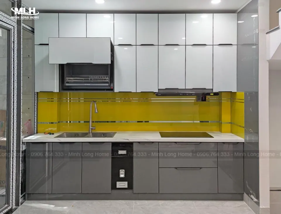Tủ bếp inox cánh kính phối màu sơn độc đáo