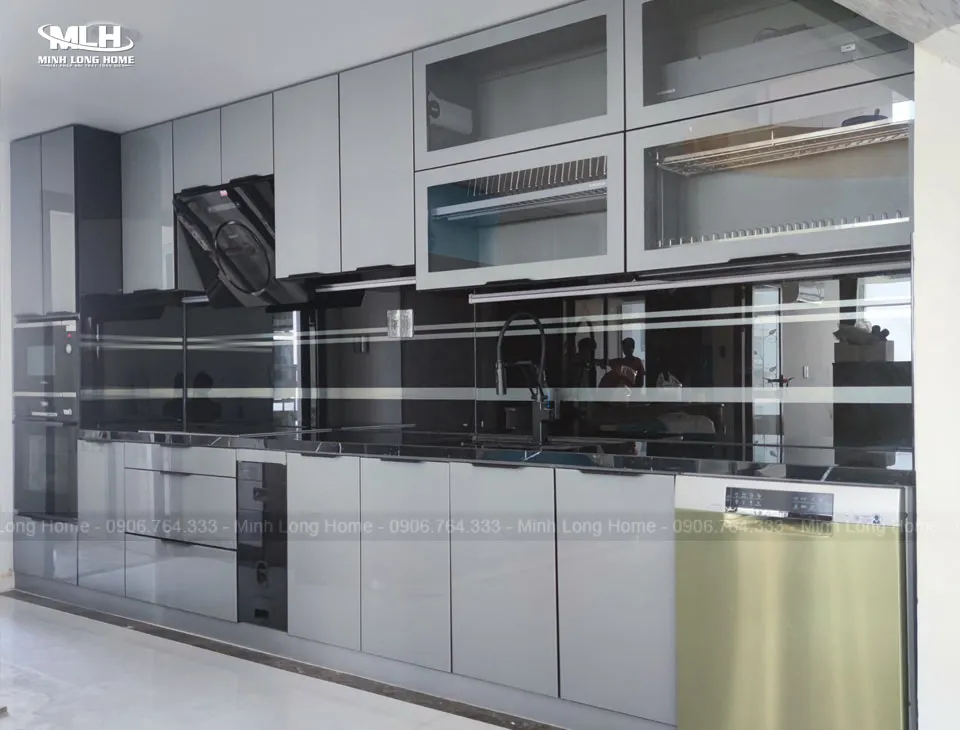 Tủ bếp inox cánh kính thực tế