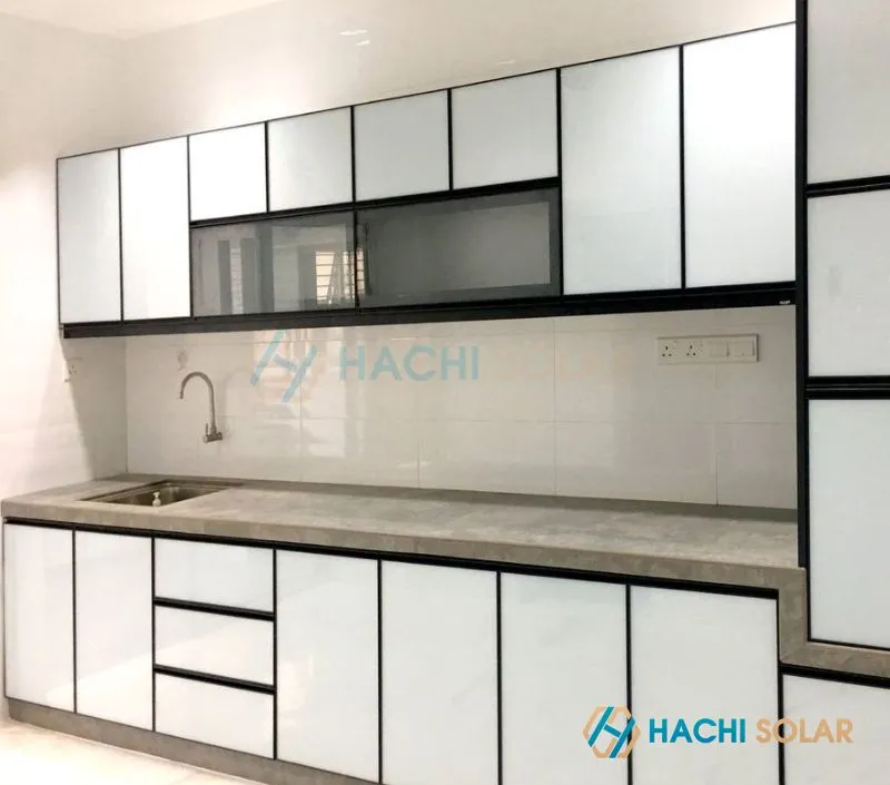 Tủ bếp nhôm kính sơn màu trắng, thiết kế chữ L tối ưu cho căn bếp nhỏ