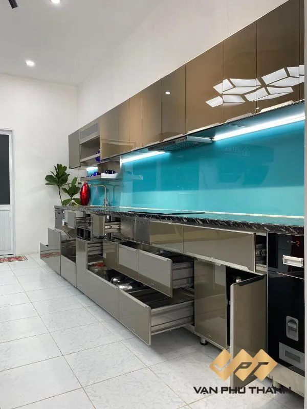 Mẫu tủ bếp module với các khoang tủ được đóng sẵn, ráp nối thành bộ tủ bếp hoàn chỉnh trong thời gian nhanh chóng