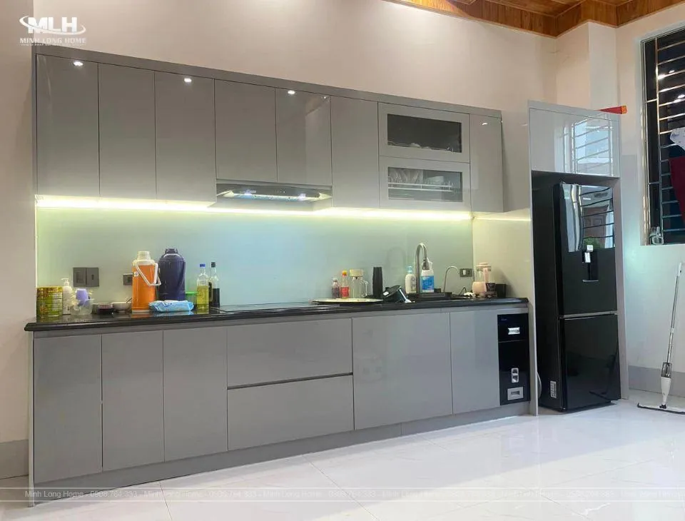 Mẫu tủ bếp nhôm cánh acrylic chữ I dành cho không gian nhà bếp nhỏ