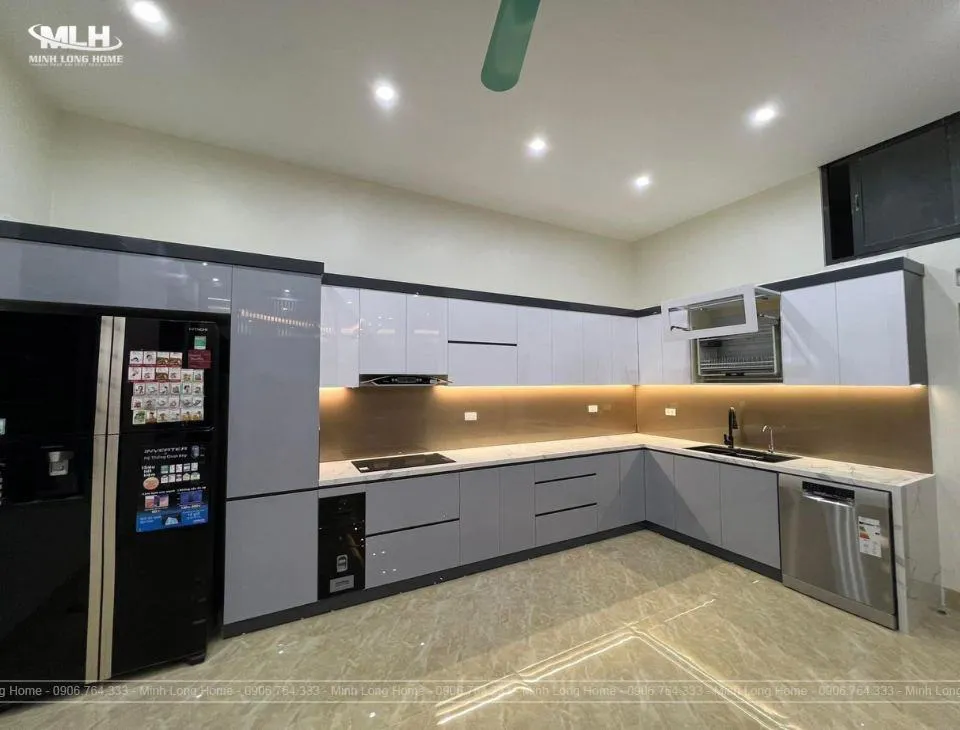 Mẫu tủ bếp nhôm cánh acrylic chữ L thực tế