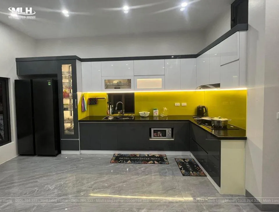 Bộ tủ bếp nhôm cánh acrylic màu đen kết hợp màu trắng hiện đại