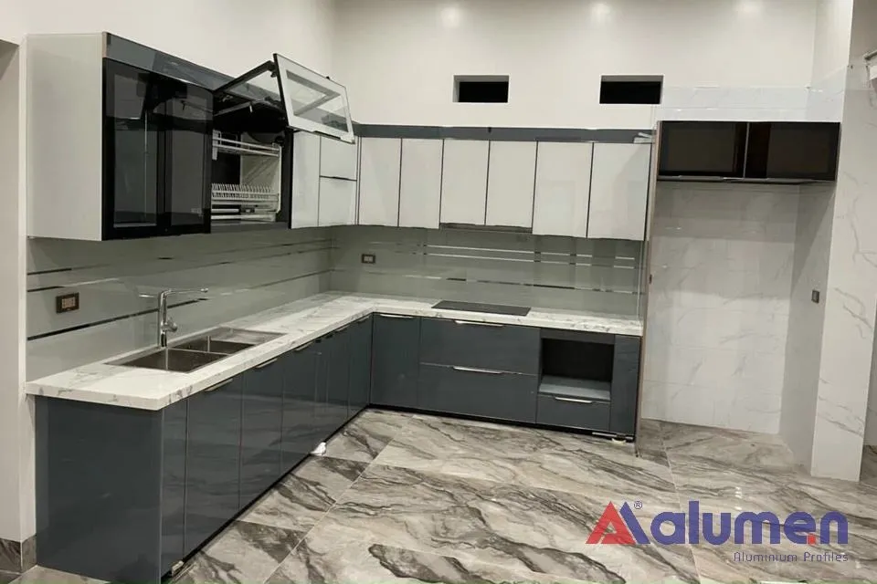 Tủ bếp nhôm cánh kính hiện đại