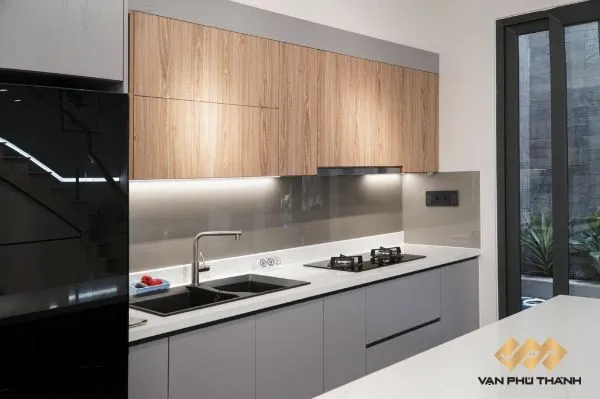 Thiết kế tủ bếp nhôm hợp kim vân gỗ óc chó phong cách tân cổ điển