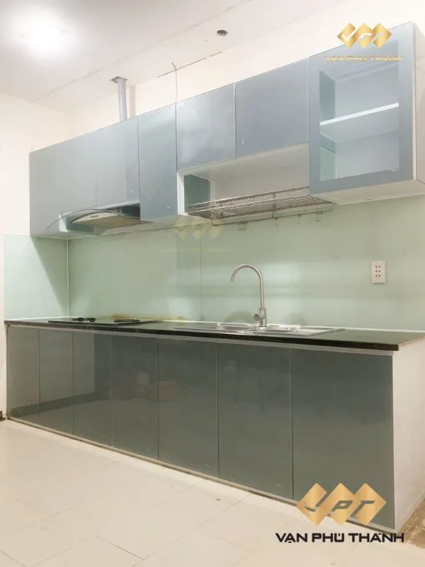 Tủ bếp nhôm kính nhỏ màu xám với thiết kế chữ L tích hợp đầy đủ phụ kiện