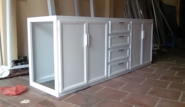 Tủ bếp nhôm kính trắng sữa
