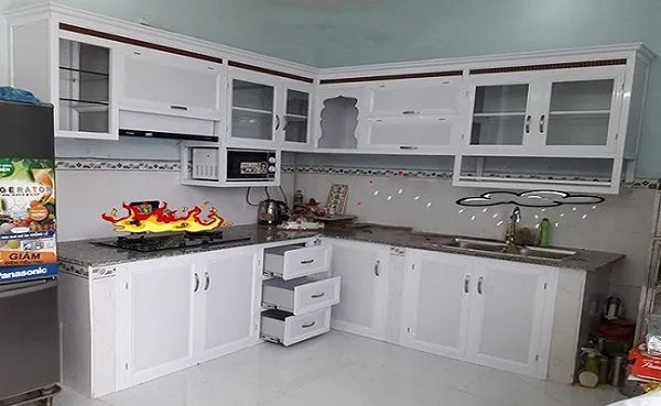 Tủ bếp nhôm kính có bàn đảo