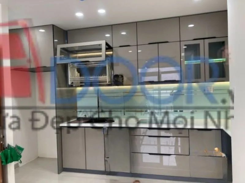 Tủ bếp chữ I với kính trắng và khung nhôm xám