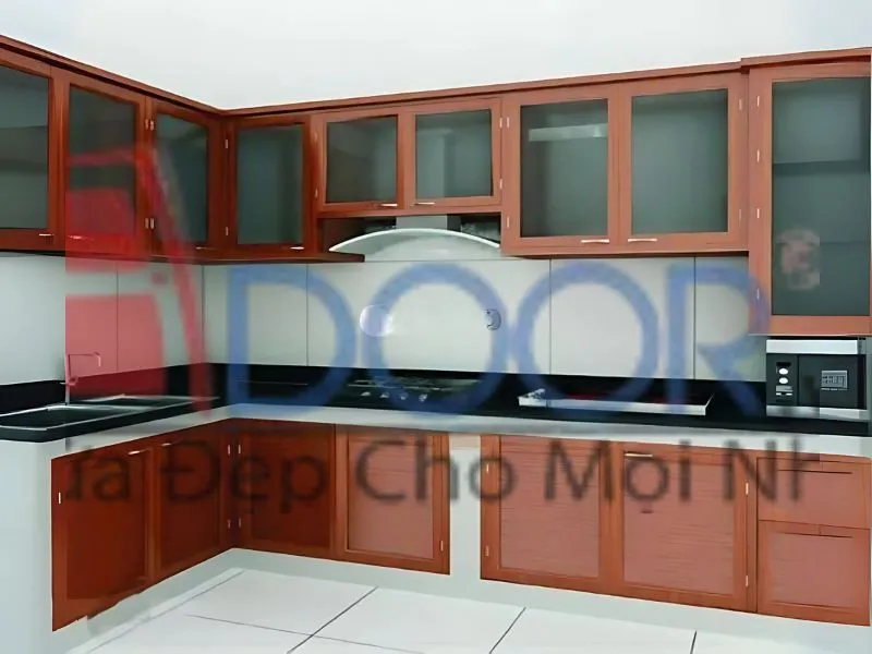 Tủ bếp chữ L với kính xám và đá trắng