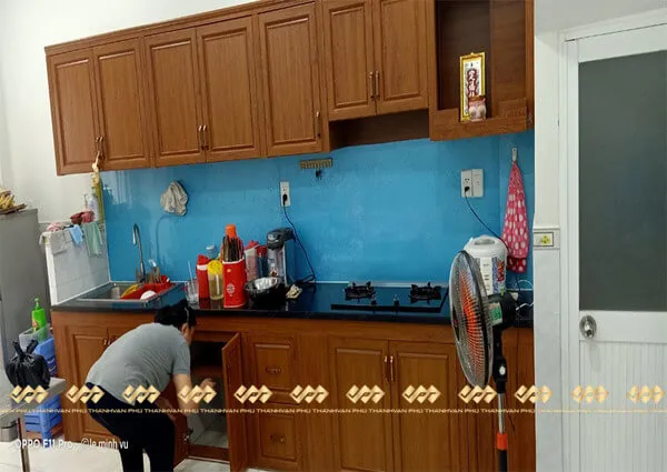 Quy trình lắp đặt tủ bếp nhôm vân gỗ chuyên nghiệp tại Đại Phát