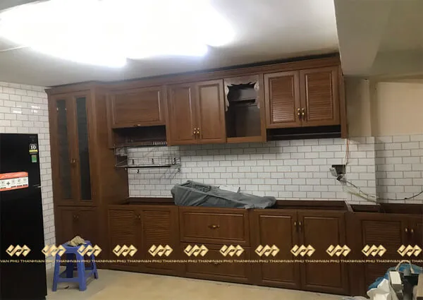 Tủ bếp nhôm vân gỗ chữ L kết hợp đảo bếp cho căn hộ 100m²