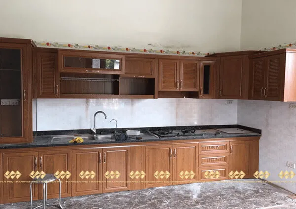 Tủ bếp nhôm nội thất vân gỗ sồi phong cách hiện đại, kết hợp tủ trên trắng và tủ dưới nâu